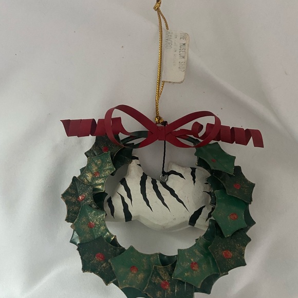 Vintage Christmas Ornament white tiger Cat Holly Metal Wreath wood cat figurine - Picture 13 of 14